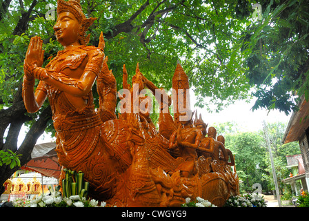 Figures de cire sculpté énorme défilé dans les rues pour la bougie et cire festival (Khao Phansa) le 2/08/2012 à Ubon Ratchatha Banque D'Images