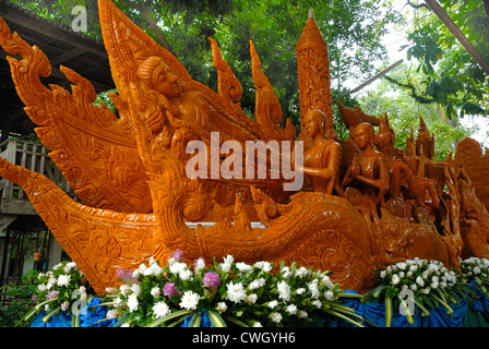 Figures de cire sculpté énorme défilé dans les rues pour la bougie et cire festival (Khao Phansa) le 2/08/2012 à Ubon Ratchatha Banque D'Images