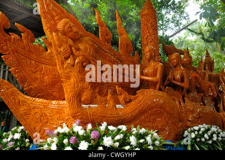 Figures de cire sculpté énorme défilé dans les rues pour la bougie et cire festival le 12/08/2012 à Ubon Ratchathani Nordet Banque D'Images