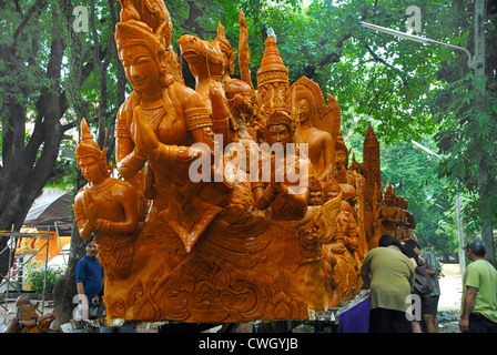 Figures de cire sculpté énorme défilé dans les rues pour la bougie et cire festival (Khao Phasa) le 2/08/2012 à Ubon Ratchathan Banque D'Images