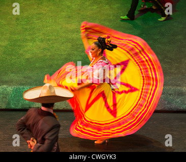 La danse de la culture traditionnelle de l'état de 'STobasco sur de la Negra' effectué à Xcaret Mexico Espectacular Banque D'Images