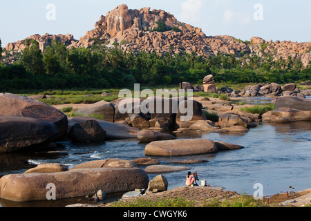 Femme indienne pour laver le linge dans la rivière Tungabhadra dans Hampi Banque D'Images