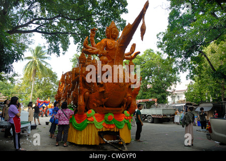 Figures de cire sculpté énorme défilé dans les rues pour la bougie et cire festival (Khao Phansa) le 2/08/2012 à Ubon Ratchatha Banque D'Images