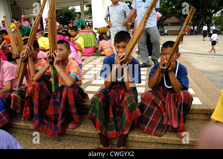 Groupes de musique traditionnel thaï à la bougie et la cire festival(Kao Phansa) le 2/08/2012 à Ubon Ratchathani. Le nord-est de la Thaïlande Banque D'Images