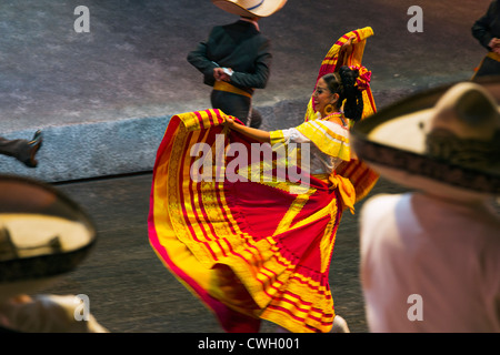 Woman performing 'Ssur de la Negra' une danse culturelle de l'état de Tobasco, au Mexique. Exécuté à Xcaret, Mexico Espectacular Banque D'Images