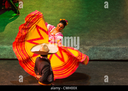 La danse de la culture traditionnelle de l'état de 'STobasco sur de la Negra' effectué à Xcaret Mexico Espectacular Banque D'Images