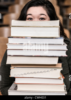 Korean student holding pile de livres Banque D'Images