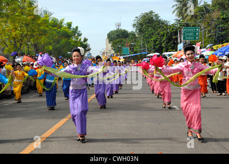 Colourfull Thai costume porté à la bougie et la cire festival (Khao Phansa) le 3/08/2012 à Ubon Ratchathani en Thaïlande du nord-est Banque D'Images