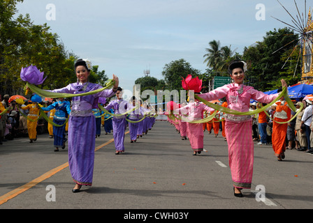 Colourfull Thai costume porté à la bougie et la cire festival (Khao Phansa) le 3/08/2012 à Ubon Ratchathani en Thaïlande du nord-est Banque D'Images