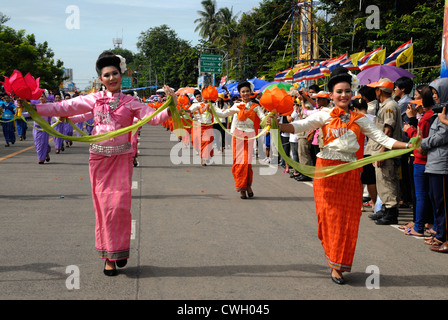 Colourfull Thai costume porté à la bougie et la cire festival (Khao Phansa) le 3/08/2012 à Ubon Ratchathani en Thaïlande du nord-est Banque D'Images