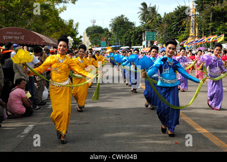 Colourfull Thai costume porté à la bougie et la cire festival (Khao Phansa) le 3/08/2012 à Ubon Ratchathani en Thaïlande du nord-est Banque D'Images