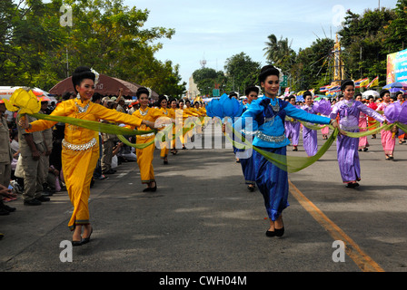 Colourfull Thai costume porté à la bougie et la cire festival (Khao Phansa) le 3/08/2012 à Ubon Ratchathani en Thaïlande du nord-est Banque D'Images