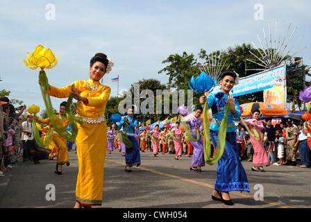 Colourfull Thai costume porté à la bougie et la cire festival (Khao Phansa) le 3/08/2012 à Ubon Ratchathani en Thaïlande du nord-est Banque D'Images