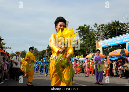 Colourfull Thai costume porté à la bougie et la cire festival (Khao Phansa) le 3/08/2012 à Ubon Ratchathani en Thaïlande du nord-est Banque D'Images