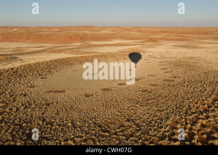 Ombre de montgolfière sur desert Banque D'Images