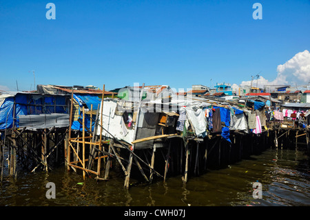 Bidonvilles de colons illégaux sur pilotis dans Manille Navotas, Banque D'Images