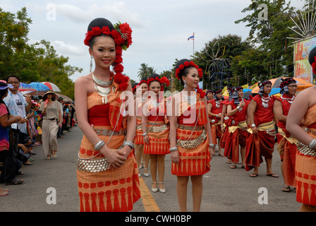 Colourfull Thai costume porté à la bougie et la cire festival (Khao Phansa) le 3/08/2012 à Ubon Ratchathani en Thaïlande du nord-est Banque D'Images