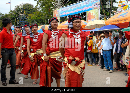 Colourfull Thai costume porté à la bougie et la cire festival (Khao Phansa) le 3/08/2012 à Ubon Ratchathani en Thaïlande du nord-est Banque D'Images