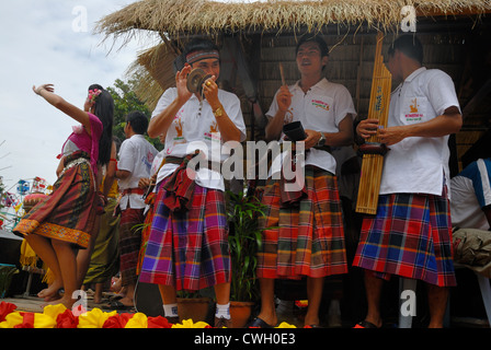 Groupes de musique traditionnel thaï à la bougie et la cire festival(Kao Phansa) le 2/08/2012 à Ubon Ratchathani. Le nord-est de la Thaïlande Banque D'Images