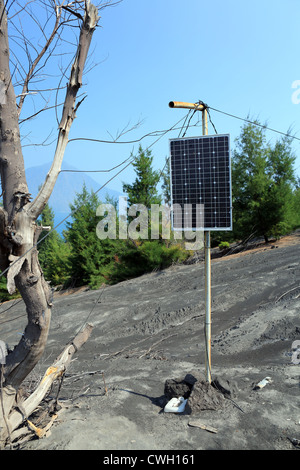 Panneau solaire mis en place pour la radio sur l'Île de Krakatoa dans le détroit de Sunda. Banque D'Images