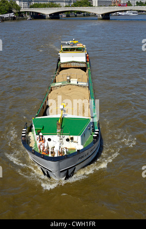 Sable en vrac transporteur sur Tamise avec bow lookout membre d'équipage Banque D'Images