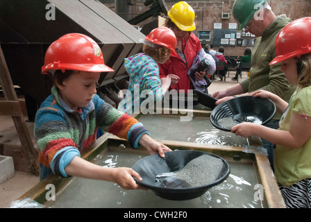 Le panoramique pour les familles de minéraux à geevor tin mine en Cornouailles , Royaume-Uni Banque D'Images