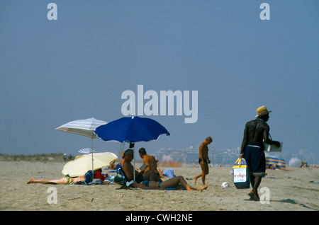 St Cyprien Plage France Languadoc & Roussillon Hawker à pied par le soleil sur la plage Banque D'Images