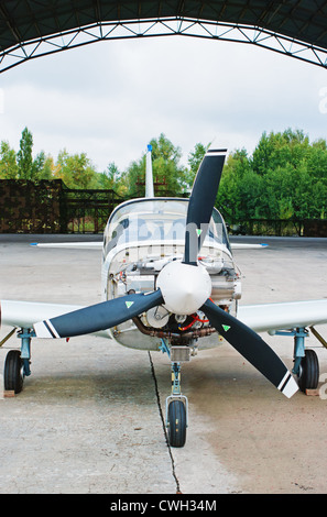 La lumière avion avec le piston moteur. Banque D'Images