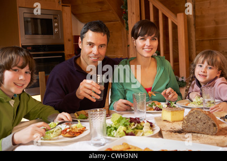 Repas en famille dans la région de Alpine Chalet Ensemble Banque D'Images