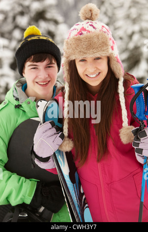 Deux adolescents sur vacances de neige en montagne Banque D'Images