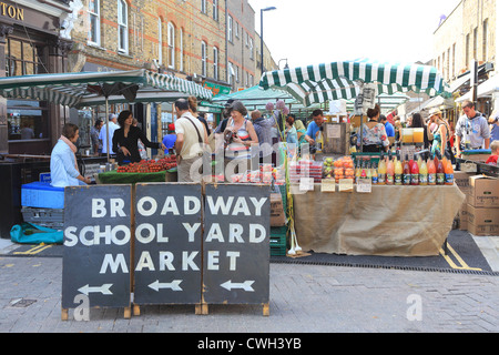 Broadway à la mode sur le marché un samedi matin ensoleillé, à Hackney, East London, England, UK Banque D'Images