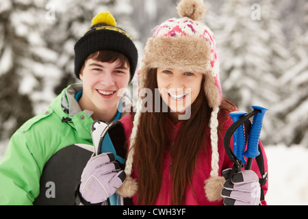 Deux adolescents sur vacances de neige en montagne Banque D'Images