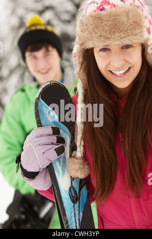 Deux adolescents sur vacances de neige en montagne Banque D'Images