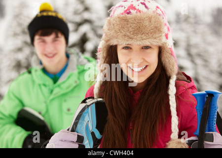 Deux adolescents sur vacances de neige en montagne Banque D'Images