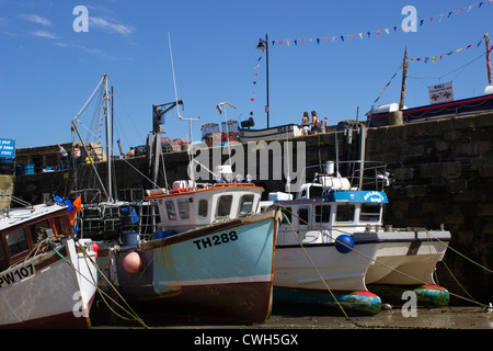 Les bateaux de pêche amarrés à marée basse à Newquay Harbor Banque D'Images