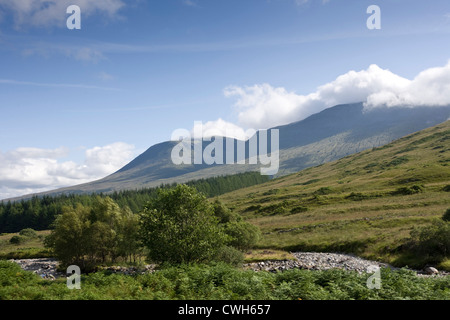 Dans la vallée en direction de Beinn Dorain le Corbett Corbett Beinn. Banque D'Images