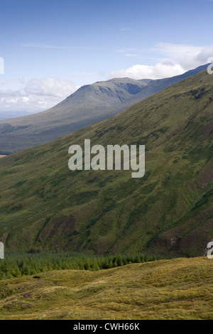 Dans la vallée en direction de Beinn Dorain le Corbett Corbett Beinn. Banque D'Images