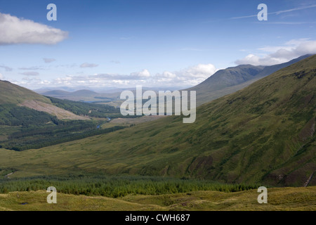 Dans la vallée en direction de Beinn Dorain le Corbett Corbett Beinn. Banque D'Images