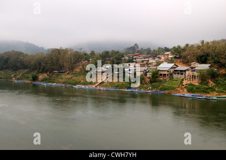 Bateau long lao sur la rivière Nam Ou village de Nong Khiaw Laos Banque D'Images