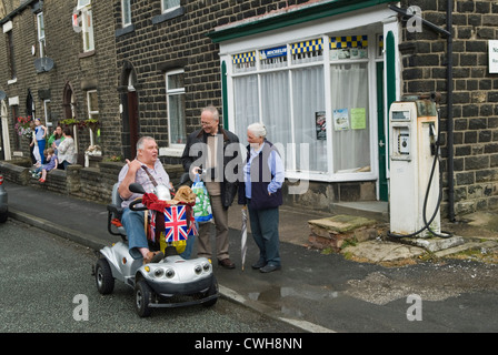 Véhicule de mobilité homme handicapé avec chien utilisant un scooter de mobilité motorisé décoré parler avec des amis UK 2012 2010 HOMER SYKES Banque D'Images