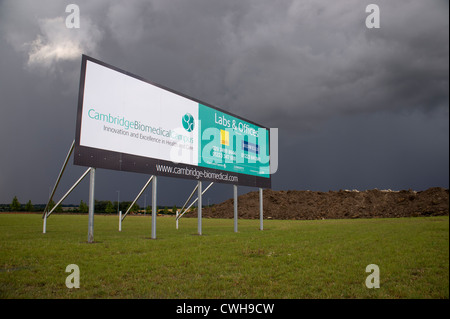 Cambridge università campus signer avec la terre excavée Banque D'Images