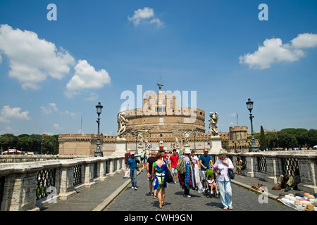 Rome, Italie 2012 - Les gens sur le pont menant à Castel Sant'Angelo Banque D'Images