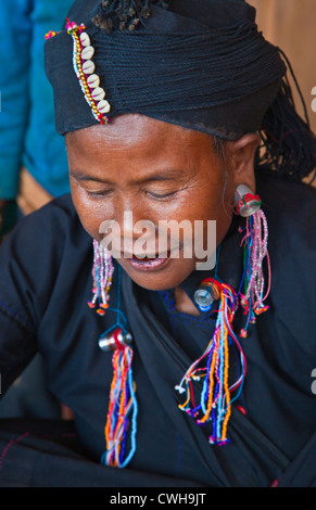 Une femme TRIBAL ANN en costume traditionnel de son village près de Kengtung également connu sous le nom de KYAINGTONG - Myanmar Banque D'Images