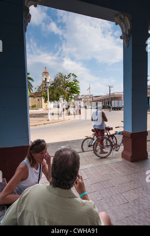 Les gens à un café près de Iglesia Mayor de San Juan Bautista de Remedios, Cuba l'église. Banque D'Images