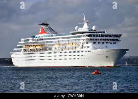 Fred Olsen cruise ship Balmoral passe sur une croisière de Calshot Southampton. Banque D'Images