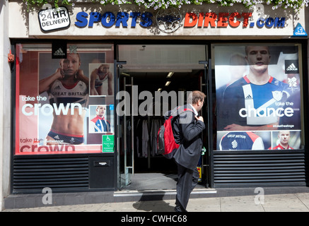 Jeux Olympiques de l'équipe Go étoile dans la fenêtre affichage en direct Sports store, Londres Banque D'Images