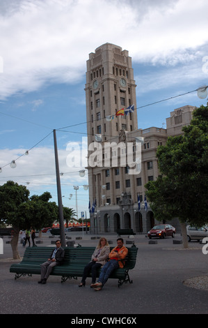 Se détendre sur un siège en face du Cabildo de Tenerife, Plaza de España, Santa Cruz, Tenerife, Îles Canaries Banque D'Images