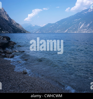 Limone sul Garda : beach et shore Banque D'Images