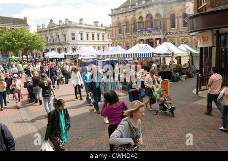 Centre-ville d''Ipswich Royaume-Uni centres square le jour du marché de détail magasins shoppers stalles de décrochage de l'indice des prix de détail des dépenses économie fi Banque D'Images