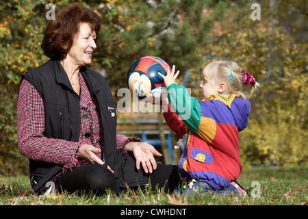 Berlin, une grand-mère jouant avec une balle girl Banque D'Images